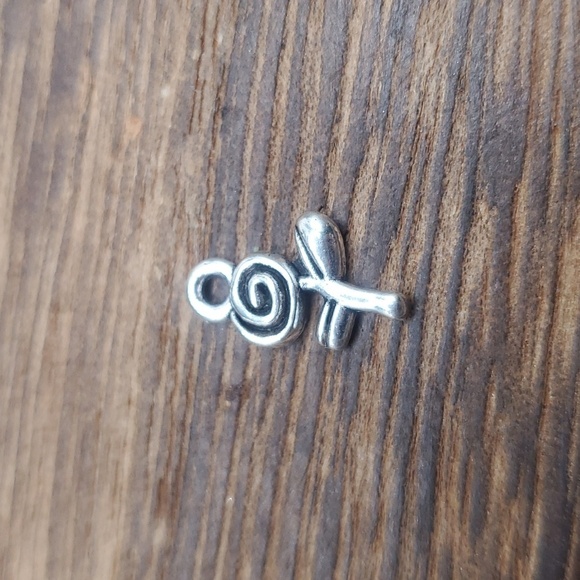 P133 blooming‎ rose charm